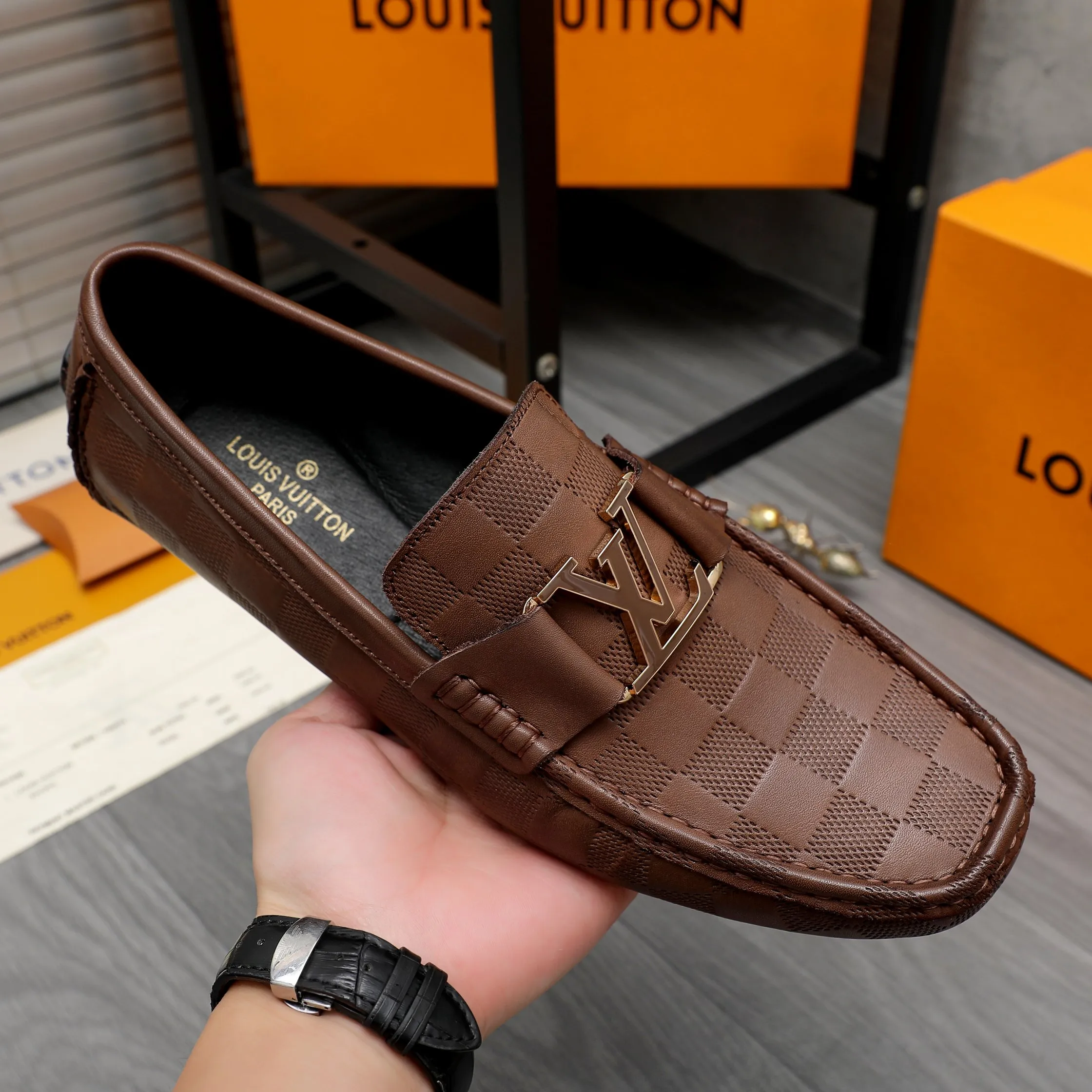 Men's shoes💰400 Product trademark: LV "Louis Vuitton" business slip-on leather shoes Regular size: 38-45 (45 is custom-made and non-returnable) Product materials: Selected high-quality cowhide embossed upper, pigskin lining, rubber outsole